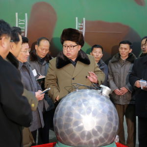 Nordkoreas ledare Kim Jong Un hävdade i mars år 2016 att Nordkorea har utvecklat kapacitet att fästa miniatyriserade kärnstridsspetsar på missiler vilket experter i väst betvivlar Nordkoreas ledare Kim Jong Un hävdade i mars år 2016 att Nordkorea har utvecklat kapacitet att fästa miniatyriserade kärnstridsspetsar på missiler vilket experter i väst betvivlar