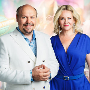 Yle 90 vuotta.  Kuvassa juontajat Hannu-Pekka Björkman ja Maria Sid.