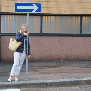 Bilskolelärare Helen Högström vid trafikmärke