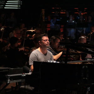Lowland (Petri Alanko) harjoituksissa Petri Alanko, aka Lowland soittaa pianoa.