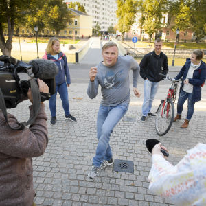 Prisma Studion kuvausryhmä kuvaa kadulla tanssivaa miestä