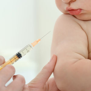 rokotus vauvan olkavarteen