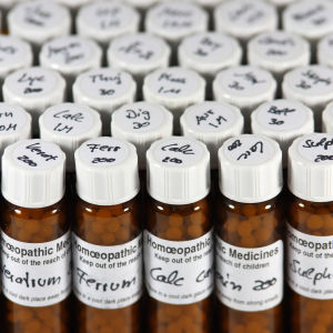 homeopaattisia lääkepurkkeja