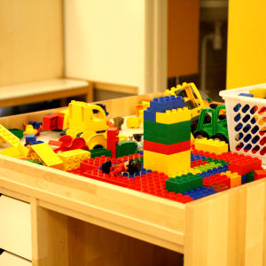 Legobitar på ett bord på Kalax daghem.