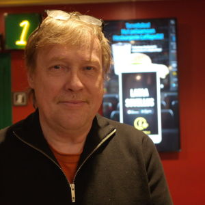Finlandssvenskt filmcentrums verksamhetsledare Dag Andersson i aulan i en biograf