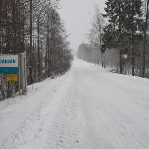 En vit och turkos skylt där det står Nordkalk. Finns i Svartå.