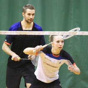 Anton Kaisti och Jenny Nyström spelar badminton.