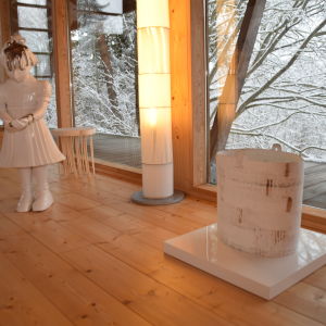 Hemma hos Karin Widnäs i Fiskars finns en skulptur av Kim Simonsson, en lampa gjort av Camilla Moberg och en korg av Kati Tuominen-Niittylä.