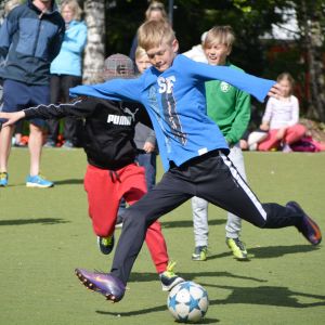 Eleverna spelade matchen på fullaste allvar. Vårberga skolas elever spelar fotboll.