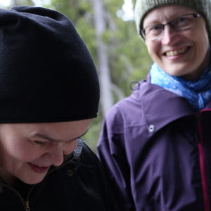 Silja och Johanna poserar i Sodankylä.