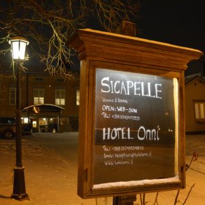 SicaPelle och Hotell Onni ligger precis intill domkyrkan. Skylt utanför restaurang SicaPelle och Hotell Onni.
