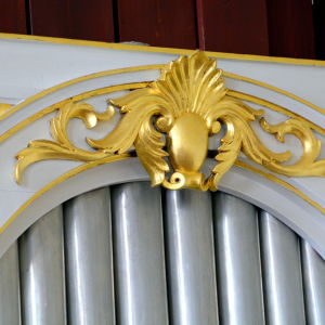 Detalj på förgylld orgelfasad
