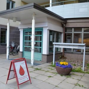 Blodtjänsten sätter ut en skylt framför servicehuset Esplanad då man kan donera blod. Servicehuset Esplanad i Lovisa.