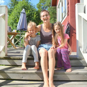 Elisha, Bettina och Amina Bergroth på trappan