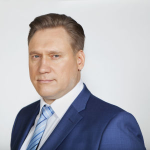 Samuli Edelmann sinisessä puvussa.