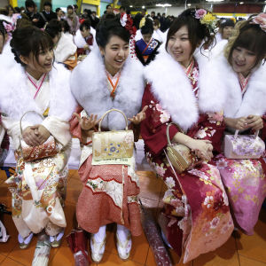 20-vuotiaiden tyttöjen aikuistumisjuhlan osallistujia kimonoissaan ja turkisshaaleissan.
