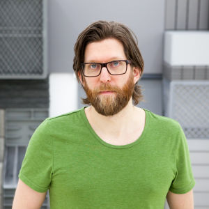 Michael Johansson. Foto: Juha Aarikka. 2015. Michael Johansson som gör skulpturer av saker