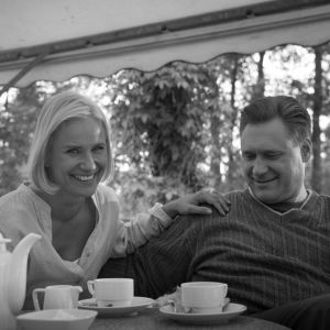 Laura Malmivaara nojaa Samuli Edelmannin käsivarteen.