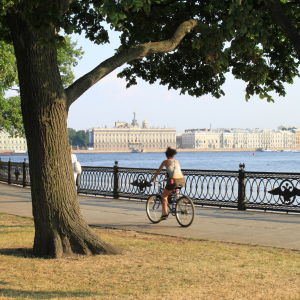 Nainen pyöräilee Pietarissa