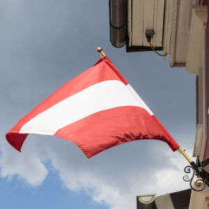 Itävallan lippu liehuu talon seinässä.