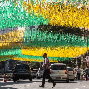 Katunäkymä Riosta, koristeltu Brasilian värein.