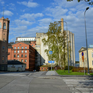 Silorna som står intill Academill i Vasa sett från korsningen av Museigatan och Skolhusgatan.