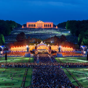 Wienin filharmonikot soittavat kesäillan konsertissa Schönbrunnin linnan puistossa