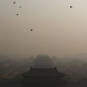 Utsläppsdimma över Peking den 19 december 2016.