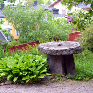 Kvarnsten i trädgården vid Diktarhemmet i Borgå