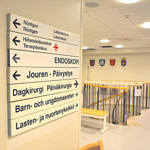 Malmska sjukhuset i Jakobstad. Samarbetsområdets fyra kommunvapen på väggen i bakgrunden.