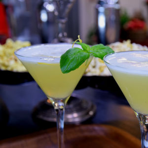 Alkoholiton drinkki cocktaillasissa.