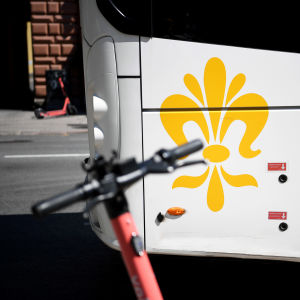 Turun seudun joukkoliikenteen logo bussin kyljessä.