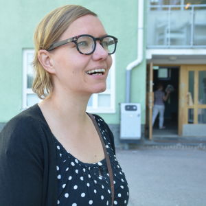 Kati Sointukangas vill att staden säljer skogen för fredning. Hon menar att den ökande natur- och närturismen skulle gynnas av det. Kati Sointukangas utanför Karjaan yhteiskoulu i Karis.