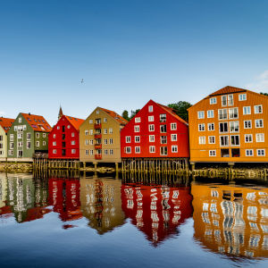 Trähus invid vattnet i Trondheim.
