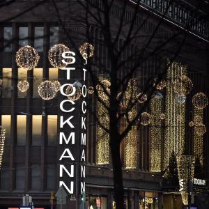 Stockmanns vauhusfasad i Helsingfors med julbeslysning.