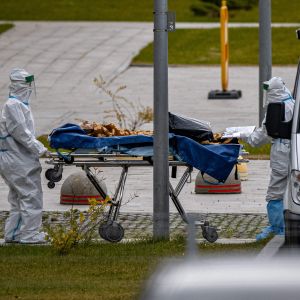 Ambulanspersonal förde in en patient till en covid-avdelning på sjukhuset Kommunalka, utanför Moskva, på lördagen. 