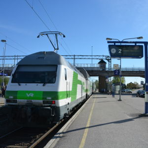 Tåg vid Karis järnvägsstation.
