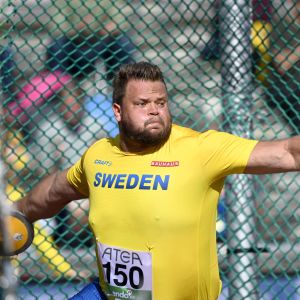 Daniel Ståhl kastar diskus i Sverigekampen.