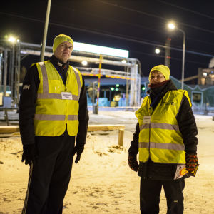 Lakkovahdit vartiossa Alholman Sahan edessä