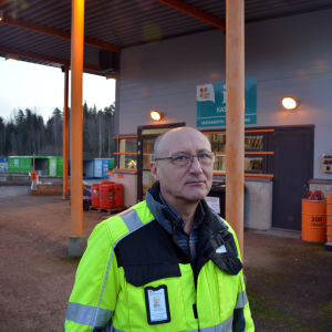 Kaj Karlstedt, transportchef på Rosk'n Roll. Man som står vid Lojo återvinningscentrum (Rosk´n Roll)