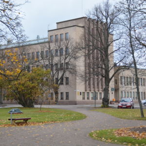 Stadshuset i Hangö syns från parken intill.