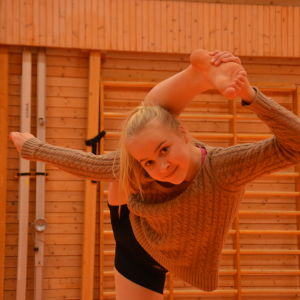 13-åriga Mette Palkoranta gymnastiserar i en gymnastiksal.