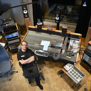 Martin Kantola vid sitt mixerbord i studion i Karperö.