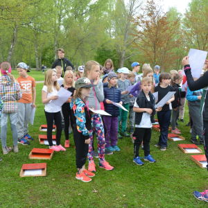 Skolbarn i Ekenäs fick prova på orientering i Skepparträdgården.