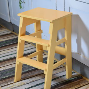 Keltainen keittiöjakkara Strömsön keittiössä