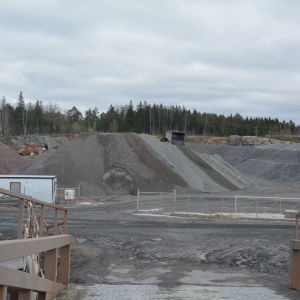 Rudus har krossat sten färdigt på det här området som är tio hektar. Inkoo Shippings har det som lagerplats nu.