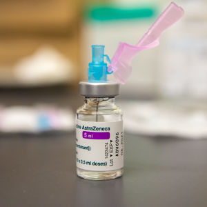 Astra Zenecas vaccin är en het potatis i många länder just nu. I dag diskuteras vaccinets framtid i Finland. Astra Zeneca -rokotepullo.18.3.2021.