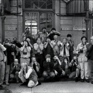 Magnum-kuvatoimiston kuvaajia yhteispotretissa. Kuvan otti Eliott Erwitt.