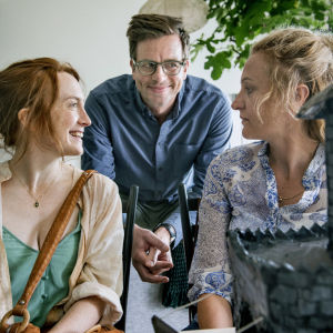 Ella tillsammans med sitt ex och hans nya flickvän. Karaktärerna Anna och David ler mot Ella i dramaserien Dejta.