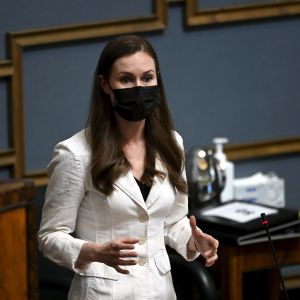 Statsminister Sanna Marin talade för fördelarna med stödpaketet. Sanna Marin i plenum